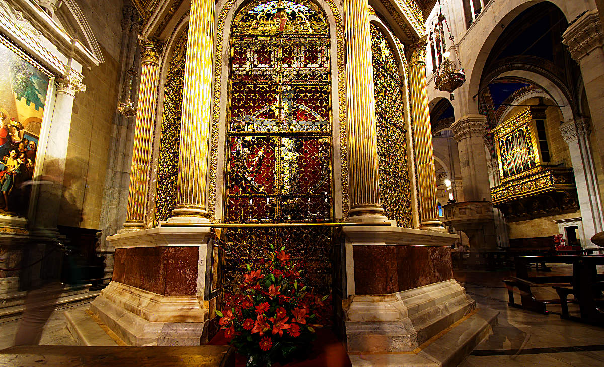 The front of the Tempietto and the Volto Santo inside.