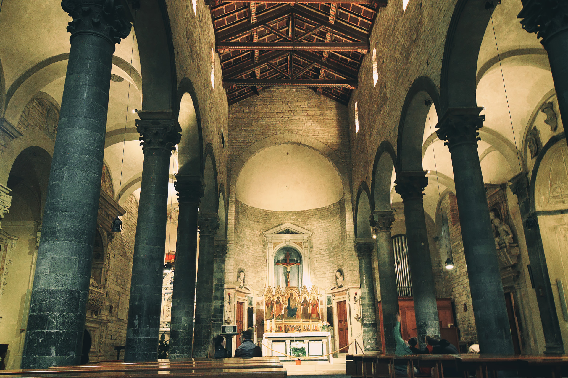 All About the Beautiful Chiesa dei Santi Apostoli, Hidden On a Quiet Piazza in Florence